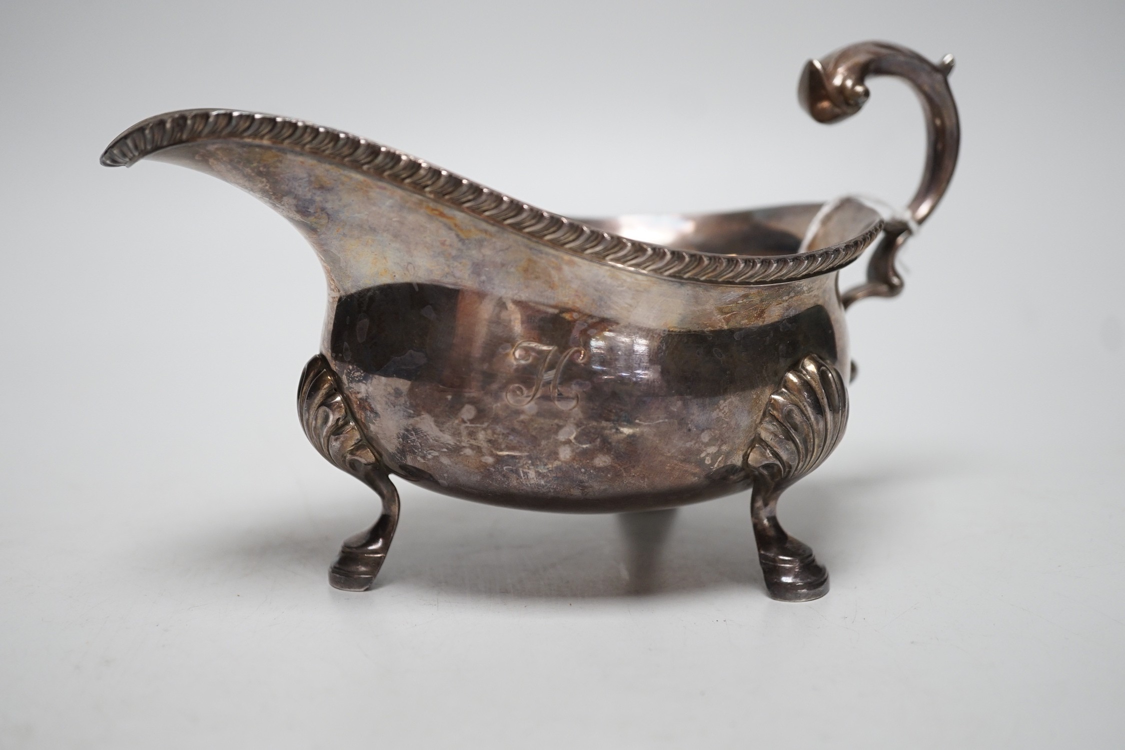 A George V silver sauce boat, by Edward Barnard & Sons Ltd, London, 1932, length 19.2cm, 11.9oz.